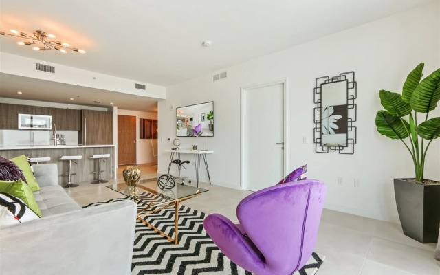Top Fort Lauderdale Condo 7th Floor - Private and Sanitized, Hotel Amenities, Free Parking for Stays Over 27 Days, 400 ft From the Beach. Hosted by Super Host!