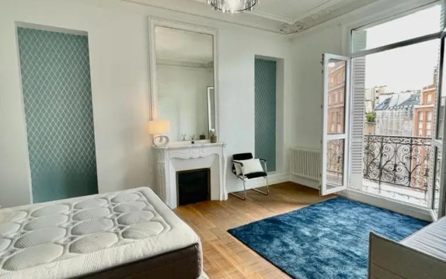 Magnifique flat avec balcon Champs-Elysées. AC
