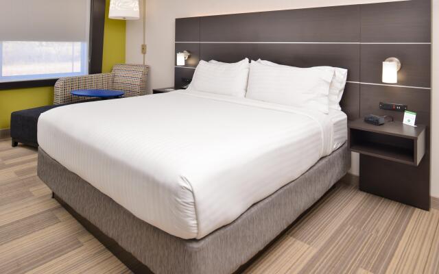 Holiday Inn Express & Suites Kansas City - Lee's Summit, an IHG Hotel