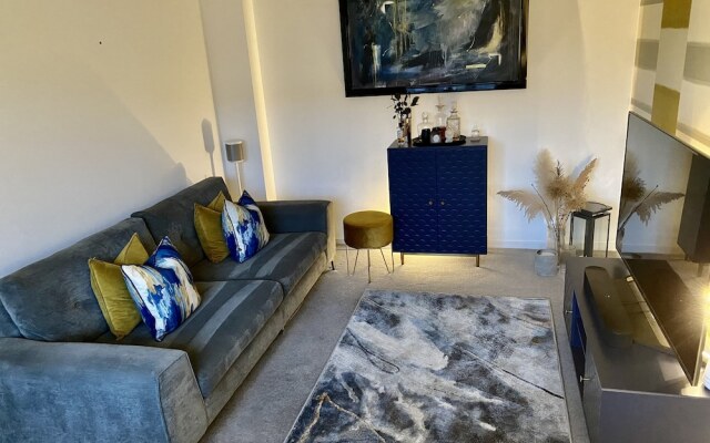 Stunning 4 Bed House With Cinema Room & Parking