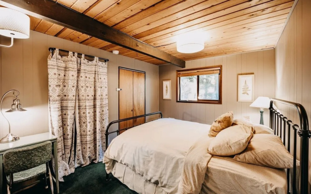 98sl - Hot Tub - Bbq - Pets Ok - Wifi - Sleeps 6 2 Bedroom Home by RedAwning