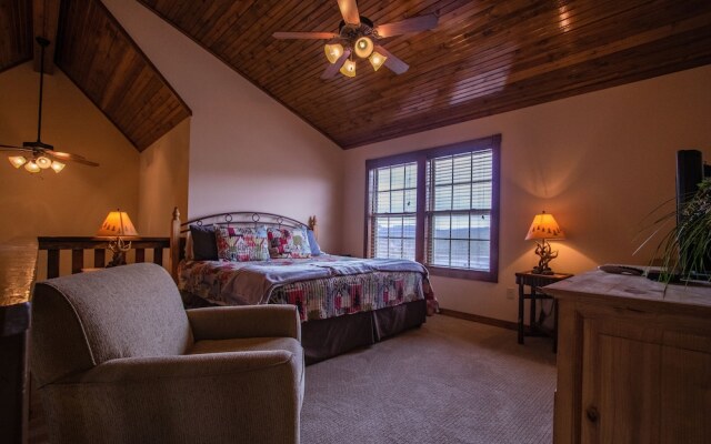 Nestled Inn Lodge 3 Bedroom Home by RedAwning