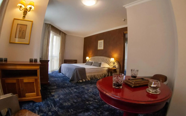 Meg Lozenetz Hotel