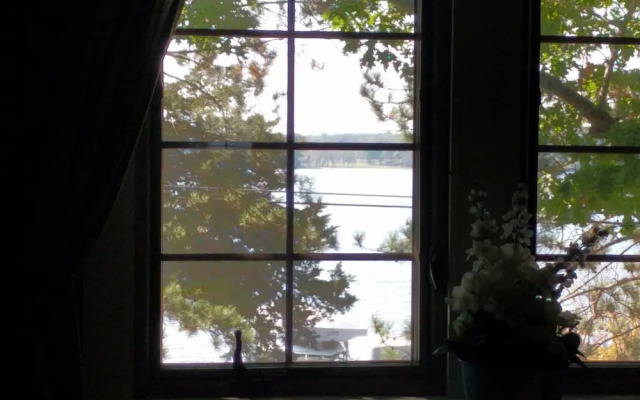 Lake Ripley Lodge w Lake Front Rooms, Grand Porch, Kayaks & Paddleboard