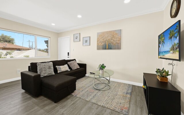 Sunny & Cheerful Near I-10 ~ Queen Beds ~ Parking