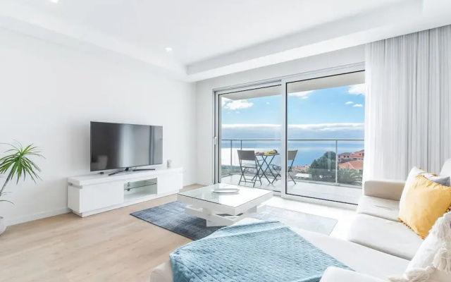Horizonte Completo II by Atlantic Holiday
