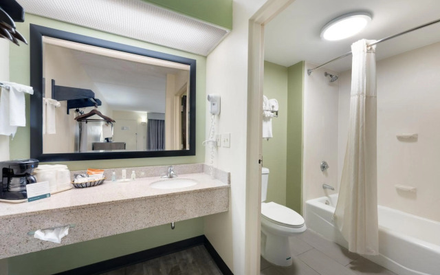 Quality Inn Airport - Southeast