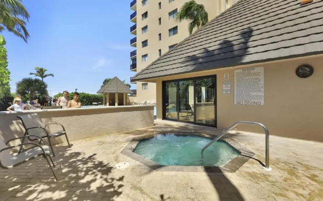 Charming Beachfront Condo With Pool, spa and Views