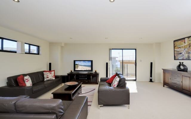 Dolphin Cove, Unit 13/2-6 Government Road