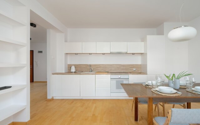 Apartment With Parking Poznań by Renters
