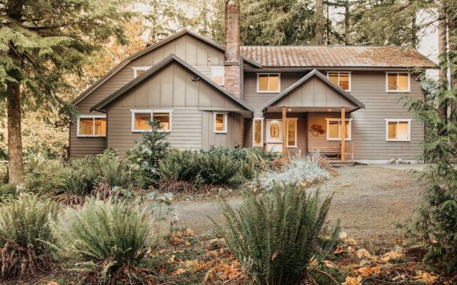 Mt Baker Lodging Cabin #3 - Very Large Cabin on Acreage!