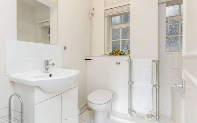Bright Two Bedroom Apartment in Chelsea 43