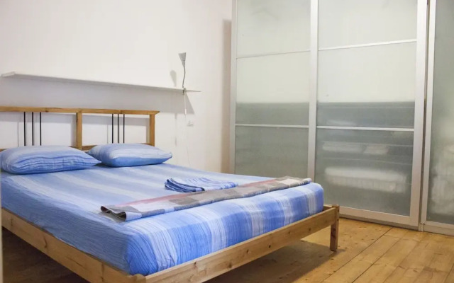 Nice Apartment in an English Style Building On the First Floor, With air Conditioning, Wifi and Sewing