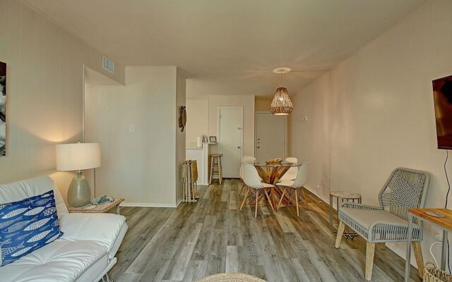 Cozy Isle 2 Bedroom Condo by RedAwning