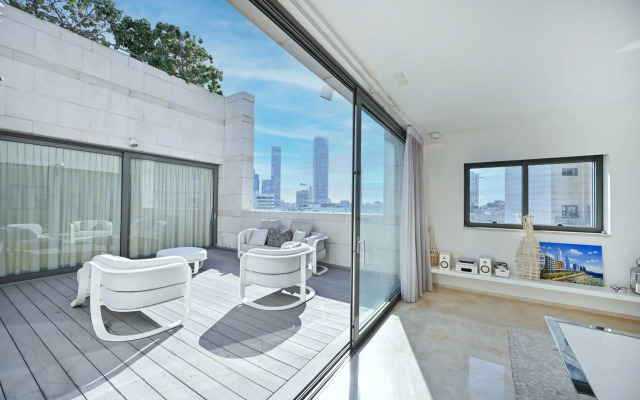 The Lounge Pool By HolyGuest