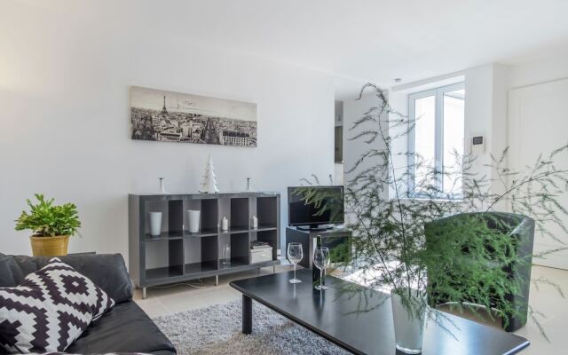 Luxury Holiday Home With Lawn in Beaumont-en-véron Near Chinon