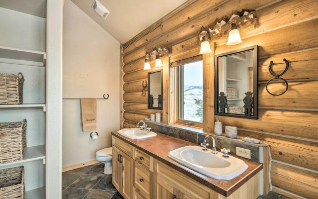 Rustic Livingston Home w/ Deck + Mtn Views!