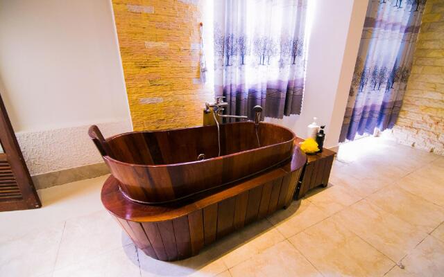 Phuong Dong Hotel & Apartment