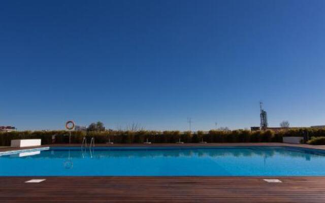 Charming Apartment with Terrace and Pool in Lisbon