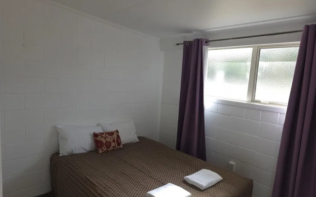 Golden Aura Suites – Guest Rooms – Stratford