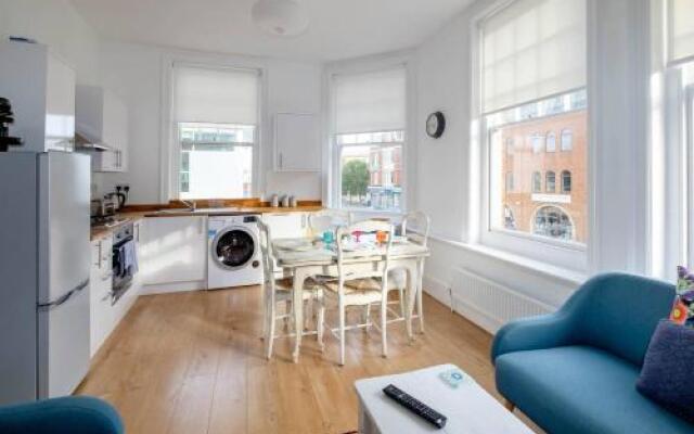 Bright & stylish 2 bed 1st floor apartment