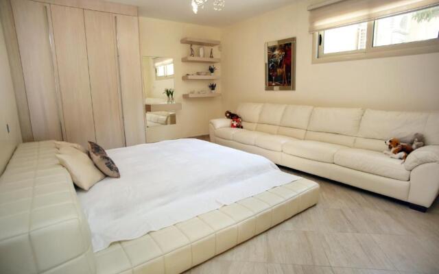 Seafront 5 Bedroom Villa Paradise in Sea Caves