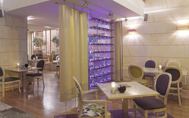 Отель NJV Athens Plaza