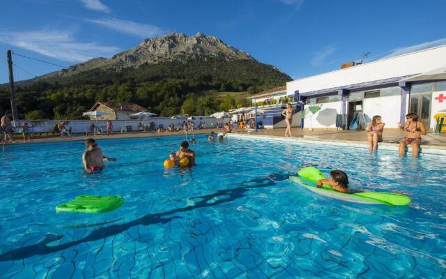 Uxarte restaurante, hostal y piscinas en Mondragón.