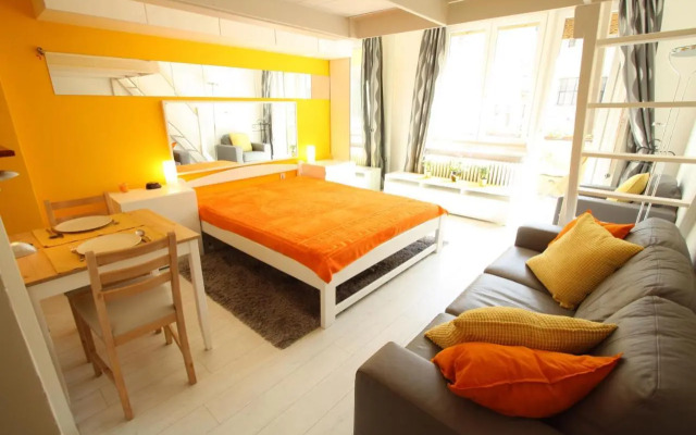 Sunny Studio with balcony in Party District