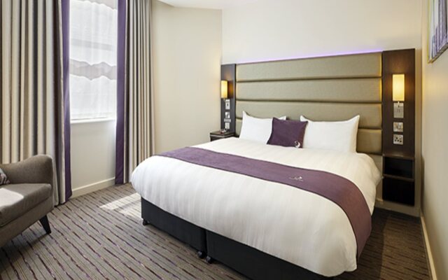 Premier Inn Woking West (A324)