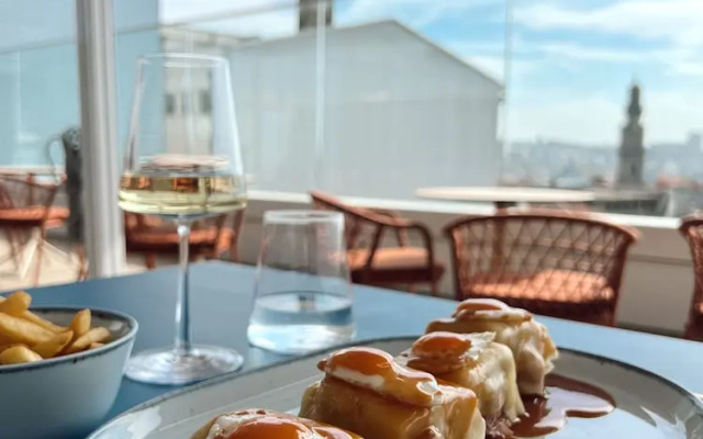Wine & Books Porto Hotel