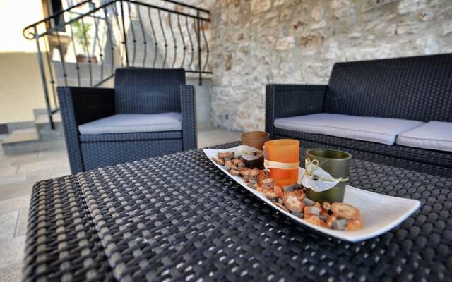 Modern Holiday Home With Covered Terrace and Private Garden