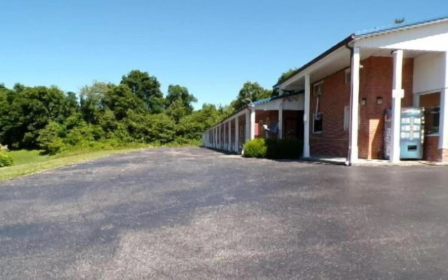 Hotel O Relax Inn Lewisburg near I-64