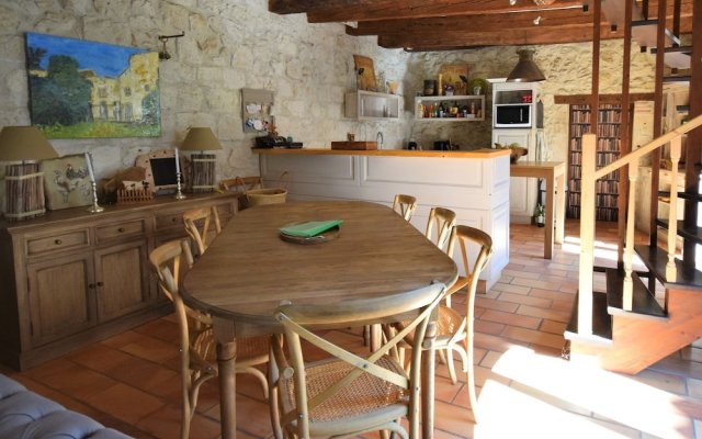 Authentic Castle in Bon-Encontre with Open Kitchen