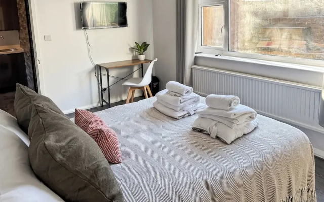 Relaxing Getaway With Hot Tub & Sauna Sleeps 6