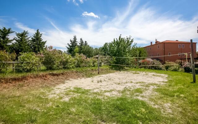 Farmhouse in Montescudaio with Shared Pool near Sea & Park