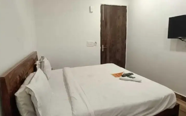 Roomshala Hotel Seven Near Aims