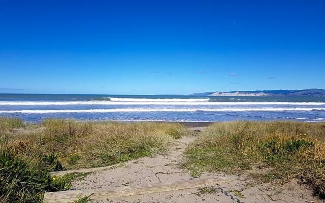 Whispering Sands Beachfront Motel