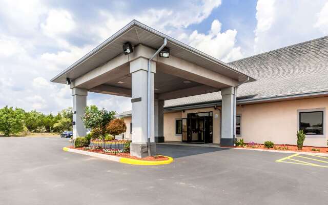 Econo Lodge Inn & Suites