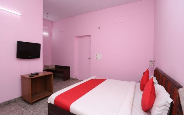 OYO 33385 Hotel Mandakini