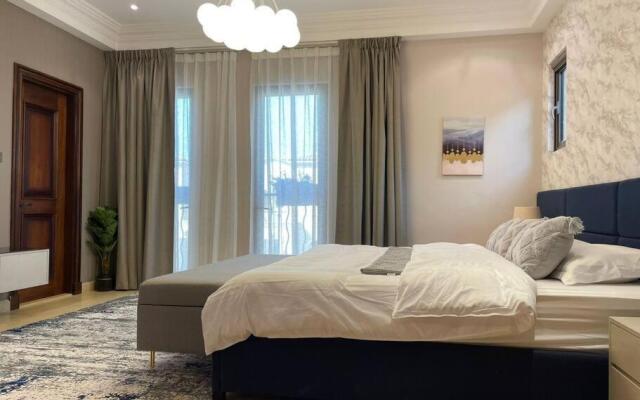Cheerful 4-bedroom Villa With Shared Pool