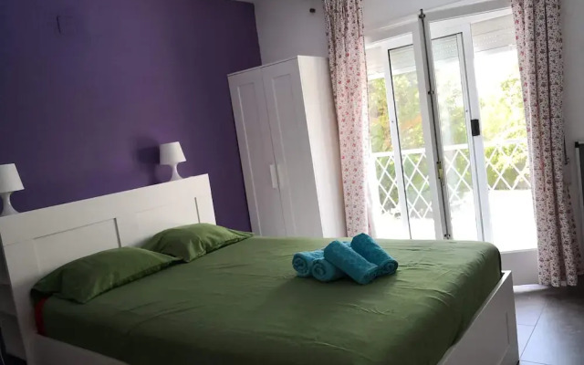 Villa con gran piscina en zona residencial