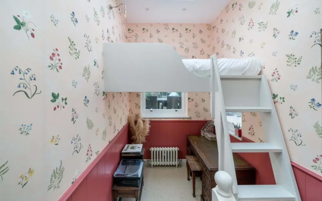 JOIVY Stylish 2-Bed House W/ Private Garden In Hackney