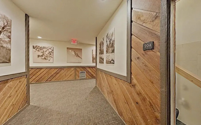 Spacious 2 Bedroom Condo with Loft! Stargazing, Quiet Neighborhood! by RedAwning