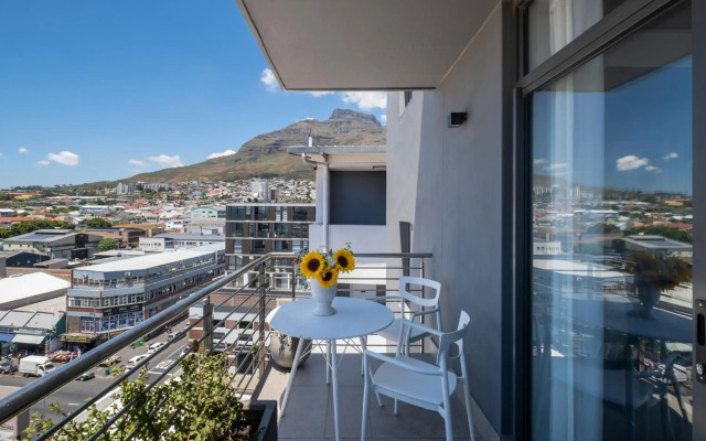 Modern Two Bedroom Unit, Mountain & Harbour Views