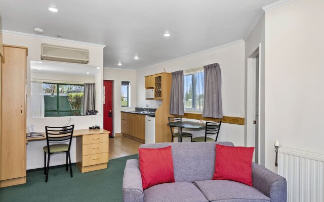 The Lakes Motel