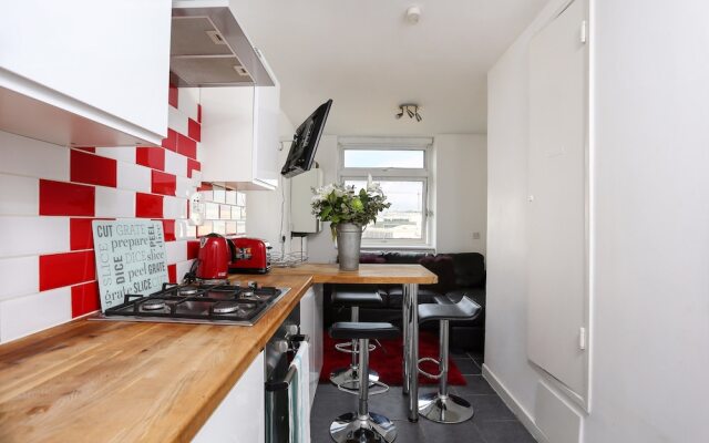 4 Bedroom Apartment in Shepherd's Bush Accommodates 10