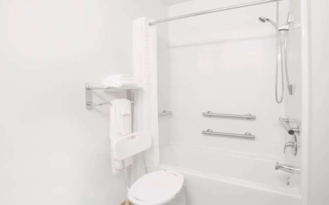 Microtel Inn & Suites by Wyndham Gassaway/Sutton
