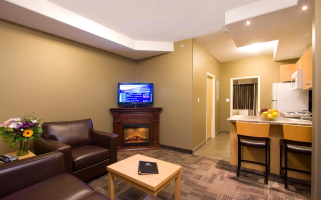 Woodlands Inn & Suites