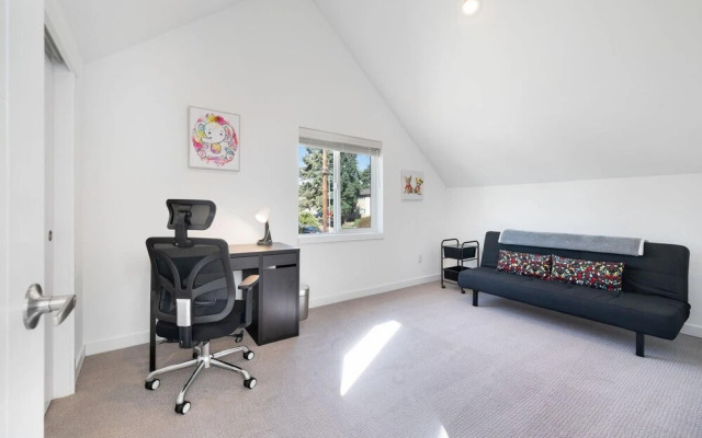 2BR Modern Gem Private Yard by Recreation